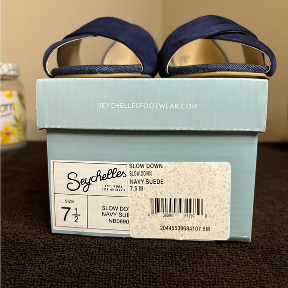 Pretty blue flats; very comfortable & cute; really nice open flats. - Picture 3 of 9